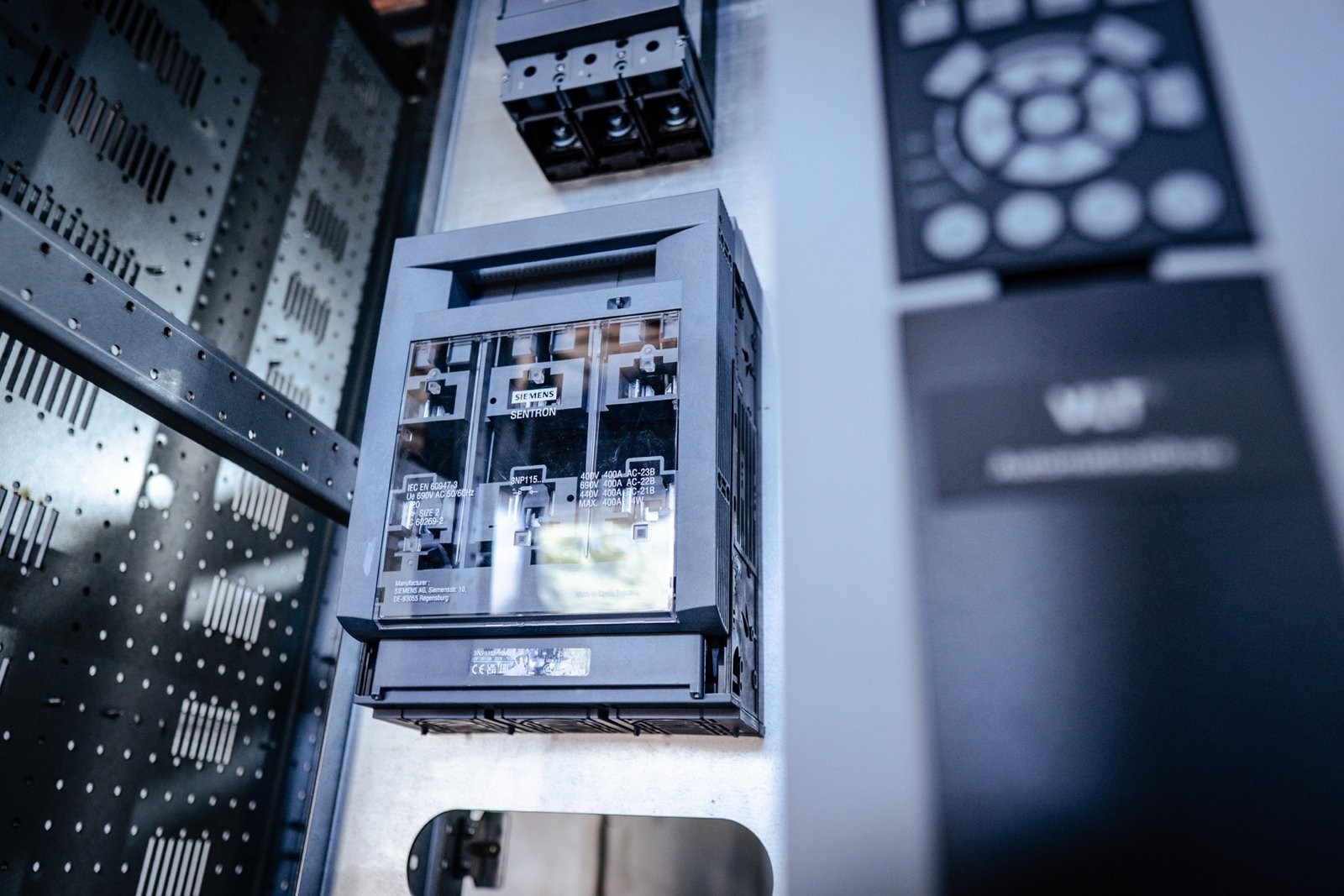 Disjuntor Siemens Sentron instalado em painel elétrico montado pela G3M