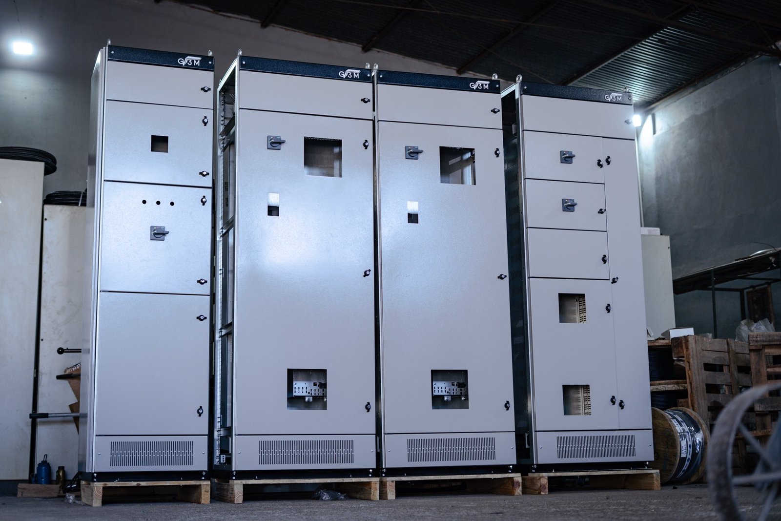 Conjunto de painéis elétricos G3M prontos para inspeção e expedição