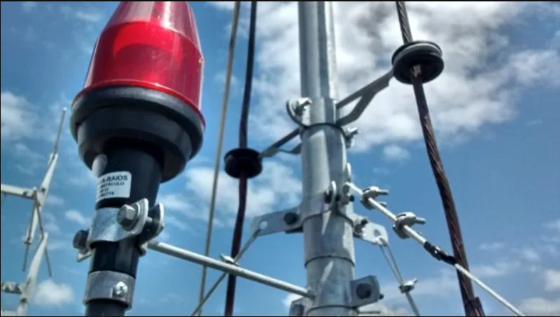 Captor de para-raios e cabos de descida de sistema SPDA instalado em torre